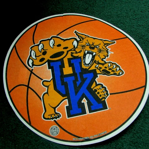 FANTASTIC - UNIVERSITY OF KENTUCKY WILDCATS  - 15 INCH ROUND FELT PENNANT - MINT Cover