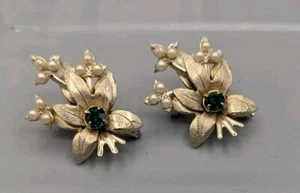 Set of 2 Gold tone Broaches with Emerald Green Rhinestones and Pearl Accents - Picture 1 of 3