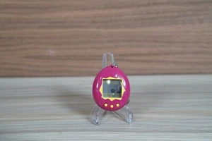 Bandai Tomagotchi 1996-1997 - (1800) Purple With Yellow Buttons new batteries - Picture 1 of 4