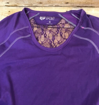 TOP DEPORTIVO HEBILLA BKE PARA MUJER S CUELLO REDONDO LS ENCAJE ESPALDA PÚRPURA HILO PLATEADO $37 Foto 1 de 4