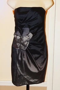 Designer CACHE Minikleid schwarz/grau seidig Stretch Taft tailliert mit Blume Gr. 2 - Bild 1 von 11