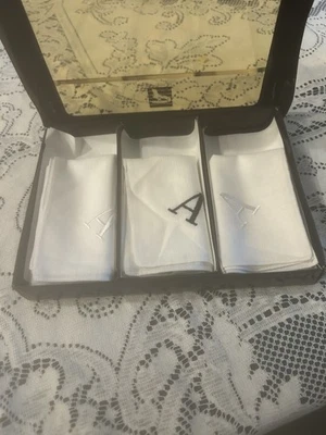 Lote de pañuelos vintage de 16 y pañuelos para hombre blancos 3 A caja 8 Perma Surrey sin usar Foto 1 de 4