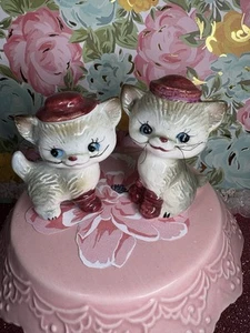 Vtg Kitten Kitty Cats With Whiskers In Burgundy Hats & Mittens Figurines Japan - Picture 1 of 5