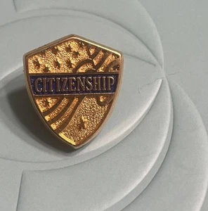 Pin de solapa tono dorado Ciudadanía - Imagen 1 de 3