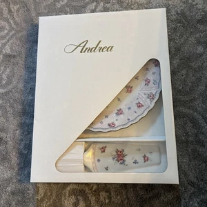 Andrea By Sadek Piatto Torta con Server Porcellana Petit Rose Design 10" NUOVO in SCATOLA - Foto 1 di 5