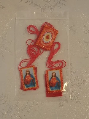 ESCAPULÁRIO SAGRADO CORAZÓN “DETENTE” ESCAPULÁRIO DO CORAÇÃO SAGRADO “DETENTE” E1 - Imagem 1 de 4