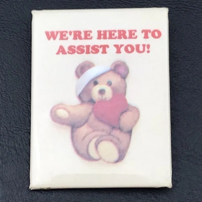 PRODUCTOS FELICES Estamos aquí para ayudarte oso de peluche lesionado pin botón de colección Foto 1 de 3