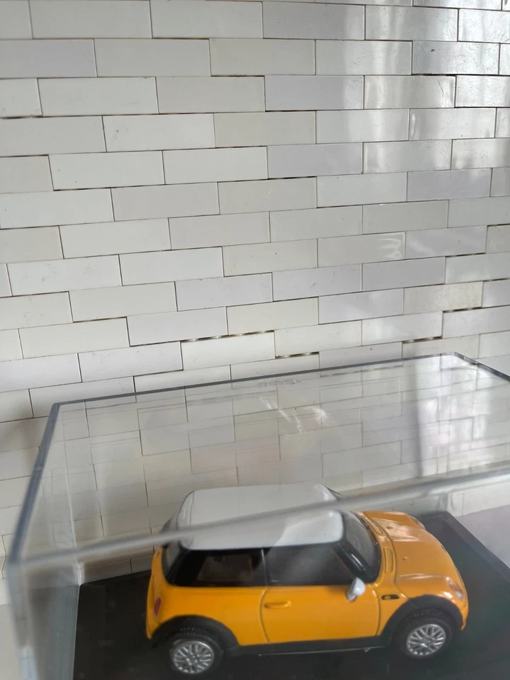 NEW RAY modellino scala 1:43 MINI COOPER GIALLO  CON TETTO BIANCO con vetrinetta - Immagine 1 di 4