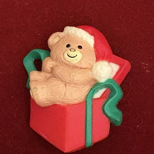 Russ Weihnachten Brosche Vintage Anstecknadel Teddybär Nikolausmütze Geschenk Kunststoff Russ Urlaub - Bild 1 von 9