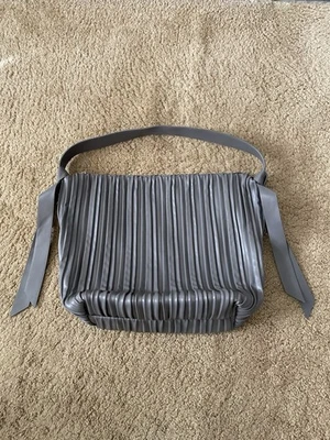 Bolso de hombro/bolso de mano/bolso de mano plisado gris paparazzi Foto 1 de 4