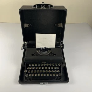 Macchina da scrivere vintage Royal modello U nera portatile con custodia made in USA - Foto 1 di 19