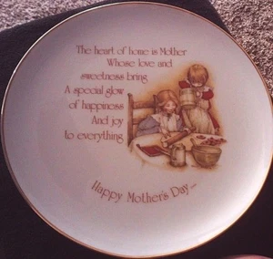 Plato decorativo de porcelana de 101⁄2"" Holly Hobbie Happy Día de la Madre edición conmemorativa - Imagen 1 de 4