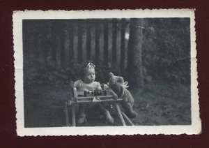 photo ancienne . jouet ancien . enfant ours en peluche - Imagen 1 de 1