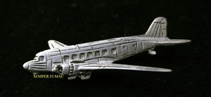 DOUGLAS DC-3 AUTÉNTICO SOMBRERO DE PELTRE PIN DE SOLAPA LARGA PLAYA CA HECHO EN EE. UU. TRIPULACIÓN DE PILOTOS - Imagen 1 de 12