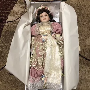 Duck House Heirloom Dolls Athena in scatola su supporto porcellana da collezione - Foto 1 di 11