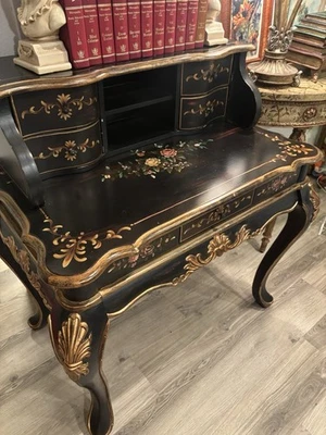Escritorio de señora provincial francés lacado negro de colección con detalles dorados. Foto 1 de 4