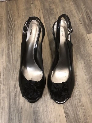FIONI Peep Toe Sling Back Negro Imitación Charol Tacones con Flor de Seda Talla 8 1/2 Foto 1 de 4