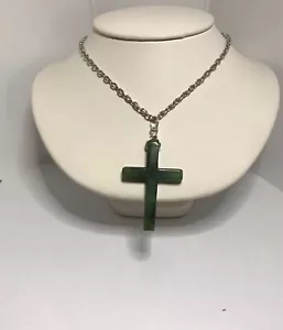 Ciondolo croce/crocifisso giada verde lunghezza 2", catena tono argento circa 27" - Foto 1 di 7