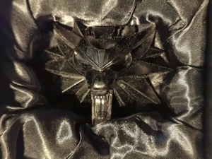 Witcher 3 Wild Hunt WOLF MEDALLION PAPERWEIGHT Loot Crate Exclusive NEW free/shp - Picture 1 of 7