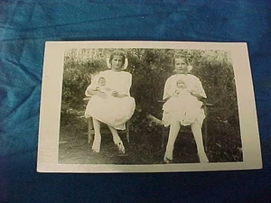 POSTAL CON FOTO REAL DE BEBÉS GEMELOS de principios del siglo XX sosteniendo - Imagen 1 de 2