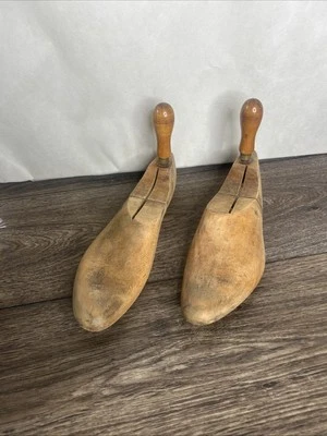 Antiguo par de camillas de madera con formas de árbol de zapatos Millers Camco de colección Foto 1 de 4