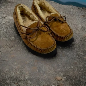 UGG Dakota Moccasin Slip On Slippers #1107949 Chestnut Brown Women’s Size 6 - Picture 1 of 11