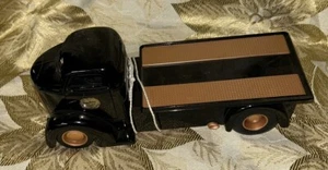 Jada Toys Just Trucks 1947 Ford COE Flatbed Truck Black & Gold - Bild 1 von 8
