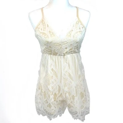无品牌尺寸 S 奶油色带白色蕾丝波西米亚无袖低背 v 领短连身裤 — 第 1/4 张图片