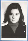 Portrait d'une belle fille avec un badge Komsomol photo vintage