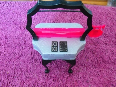 MONSTER HIGH  Draculaural Kitchen Cafe Play table coocker - Image 1 of 3