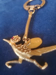 Portachiavi vintage tono dorato bird road runner nuovo Messico pendente occhi strass rossi - Foto 1 di 5