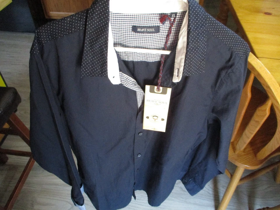 Nueva camisa con botones con puño abatible manga larga Brave Soul para hombre, azul marino, talla XL Foto 1 de 4