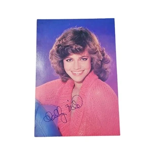 Tarjeta fotográfica publicitaria firmada facsímil de Sally Field de colección 5x7 Forrest Gump - Imagen 1 de 2