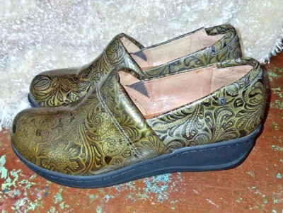 Zueco de cuña Nurture talla 7,5 charol mulas metálico verde oliva estampado floral Foto 1 de 4