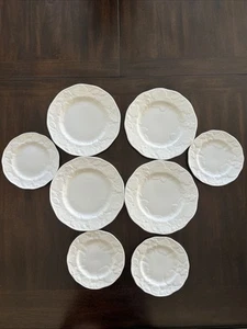 Wedgwood Strawberry and Vine Salad 8.75” & Bread 6.75” Plates Set Of 8 (4 each) - Bild 1 von 8