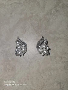Vtg Crown Trifari Silver Tone Rhinestones & Faux Pearls Clip On Earrings - Picture 1 of 12