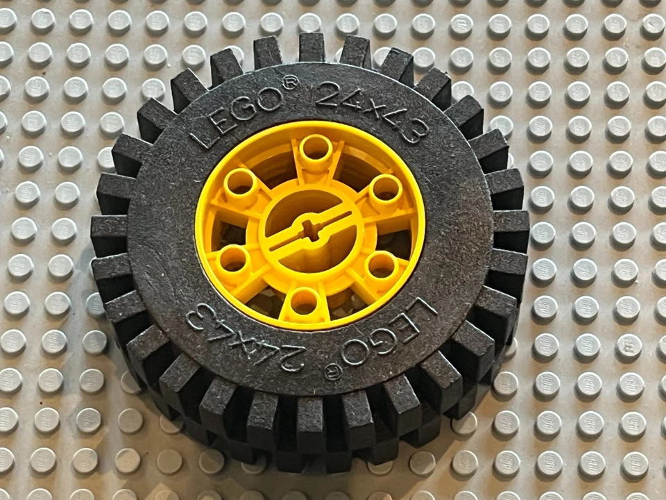 Roue LEGO Technic Yellow Wheel 24x43 ref 3739c01 / set 8862 Backhoe - Photo 1/1