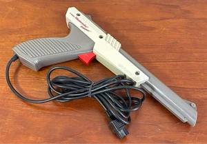 Pistola de luz original Famicom retro probada Nintendo NES Zapper gris 1985 - Imagen 1 de 9