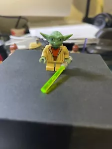 LEGO STAR WARS MASTER JEDI YODA WITH LIGHTSABER MINIFIGURES - Picture 1 of 1
