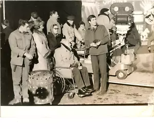 Anthony Perkins y Anatole Litvak en set, CINCO MILLAS HASTA MEDIANOCHE (1962), f18809 - Imagen 1 de 1