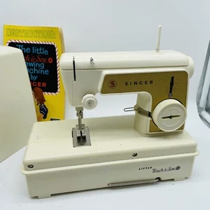 Cantante vintage Little Touch and Sew años 60 en estuche con manual sin probar - Imagen 1 de 8