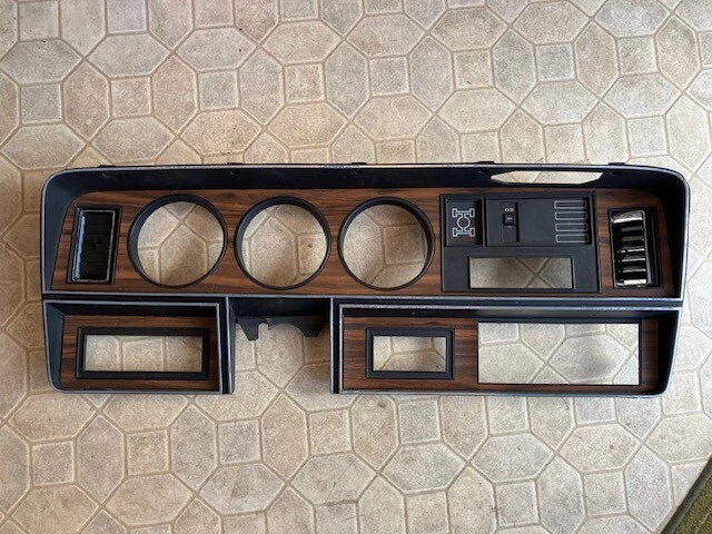Dodge Ram/Ram Charger 1981-1993 tablero/bisel de radio Foto 1 de 1