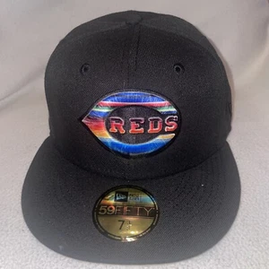 Cappello Cincinnati Reds New Era 59Fifty Pride Rainbow C Logo Adatto Taglia 7 3/8 - Foto 1 di 7