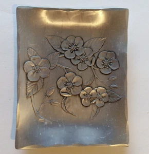Plato de baratija floral de metal forjado artesanal Wendell August 5" x 4" - Imagen 1 de 4