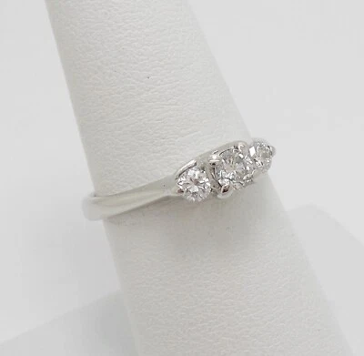 Обручальное или свадебное кольцо из белого золота 14 карат с натуральным бриллиантом 1/2 карата - Изображение 1 из 4