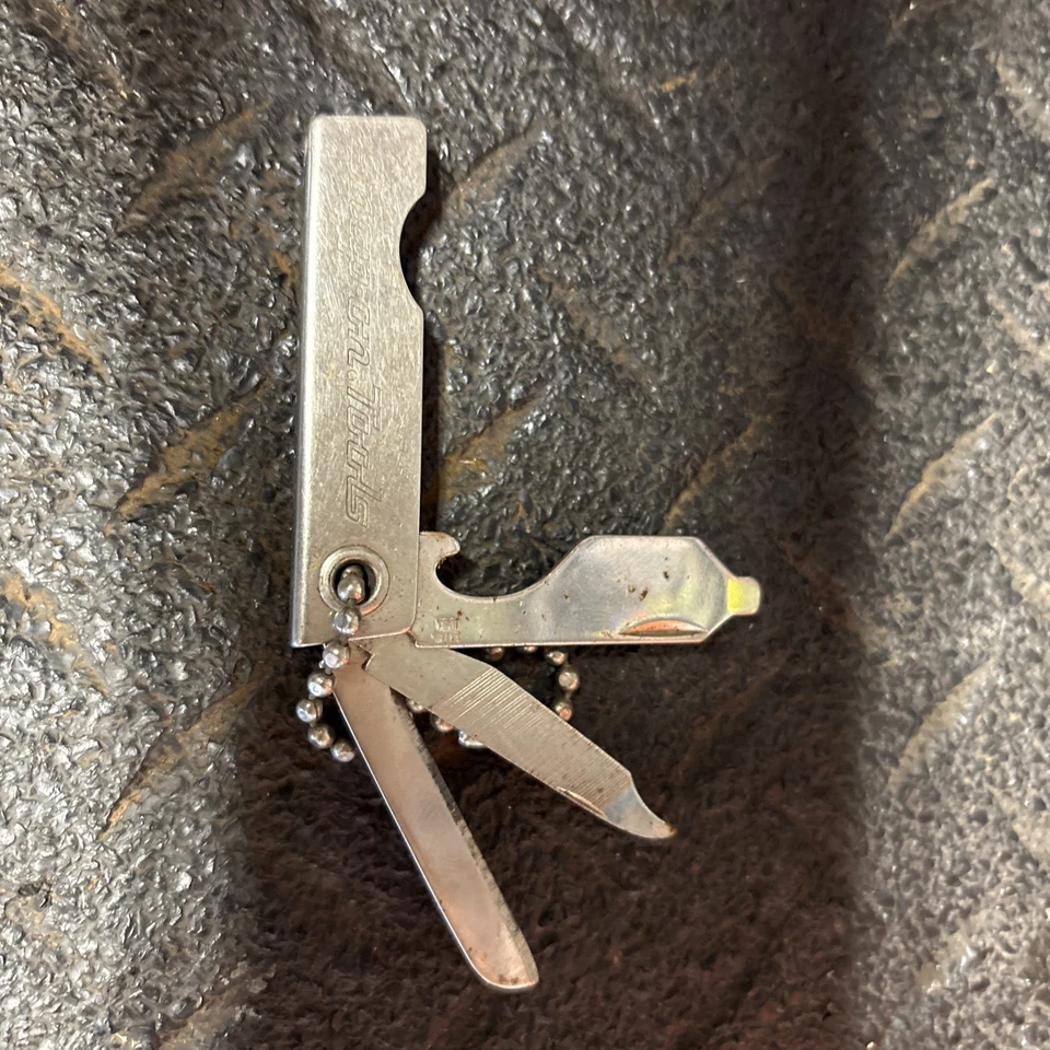 Cuchillo de bolsillo vintage con herramientas a presión llavero de 3 hojas con publicidad Foto 1 de 4