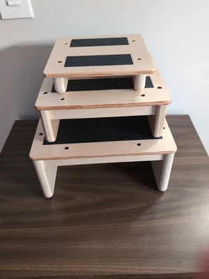 Reposapiés de anidación de rehabilitación de madera maciza con peldaños. Nuevo sin usar. Foto 1 de 4