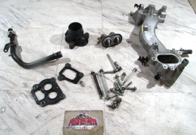 THERMOSTAT COOLANT CROSSOVER MANIFOLD PIPE, 2011-16 FORD F250/F350 6.7L (Z1PB02) Foto 1 de 4