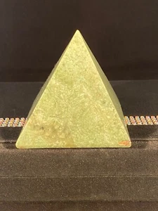 Vesuvianite Green Grossular Garnet Pyramid, 350 Grams, Pakistan (All Chakras) - Bild 1 von 9