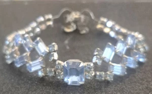 Vintage 50er Jahre blau und klar Strass Armband, Sicherheitskette, Steine fehlen.  - Bild 1 von 10